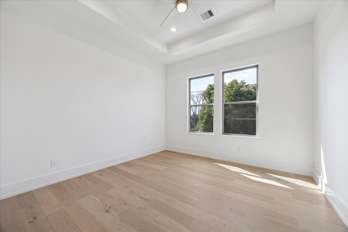 710 East 18th Street Houston, TX 77008 - Photo 30 of 41 an empty room with wooden floor and windows