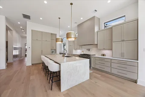 $1,669,900 | 710 East 18th Street, Houston, TX 77008