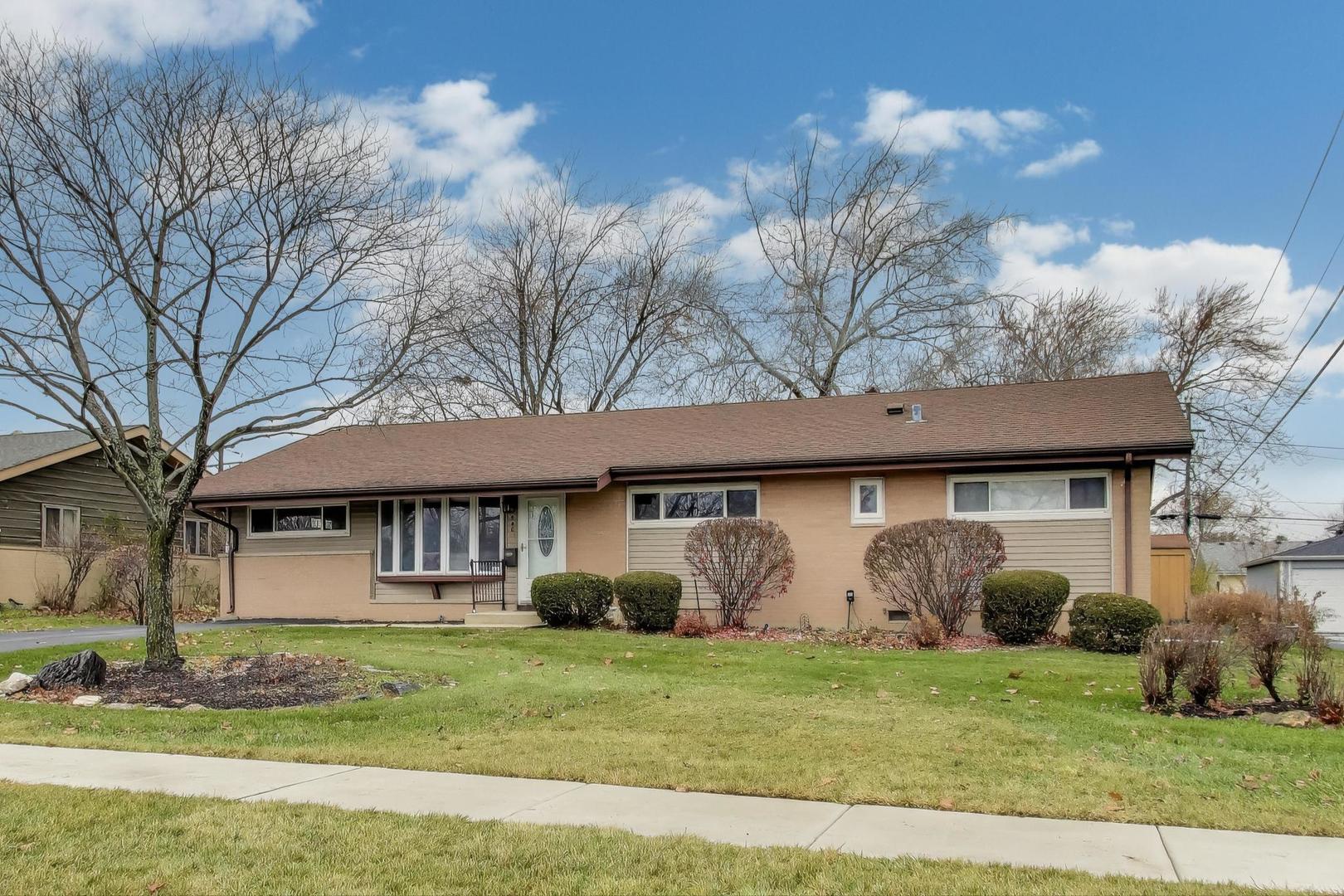 540 Newark Lane Hoffman Estates, IL 60169 - Photo 2 of 23 a front view of a house with garden