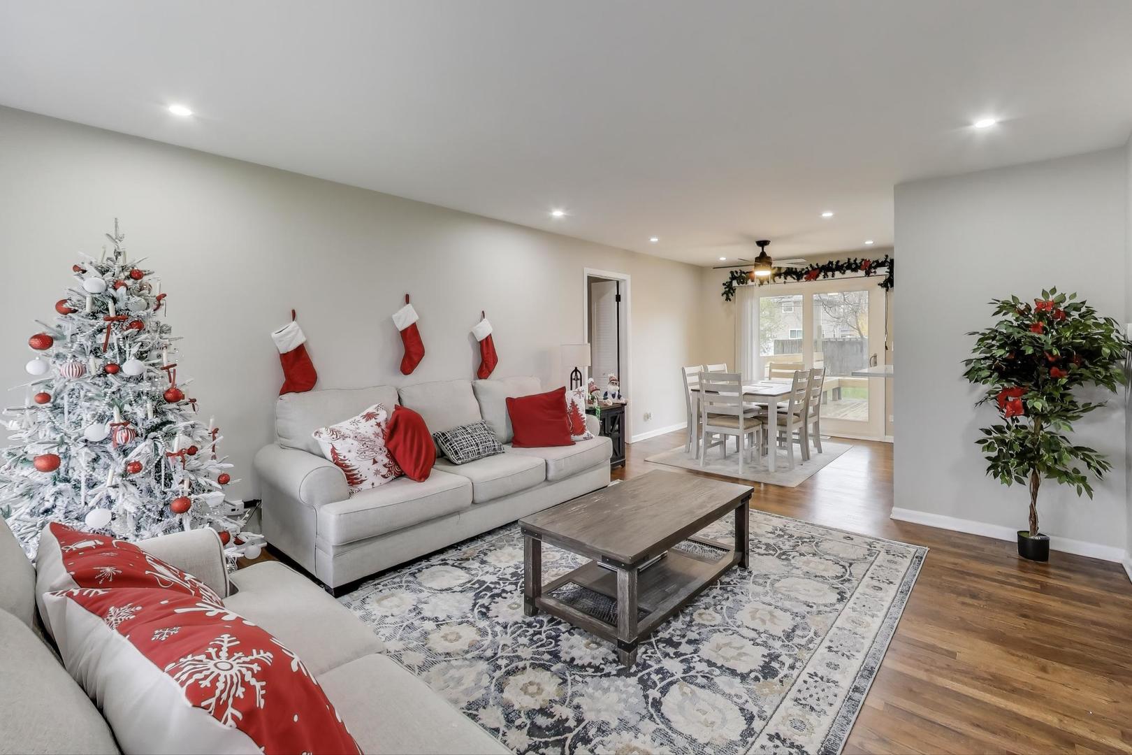 540 Newark Lane Hoffman Estates, IL 60169 - Photo 3 of 23 a living room with furniture and a potted plant