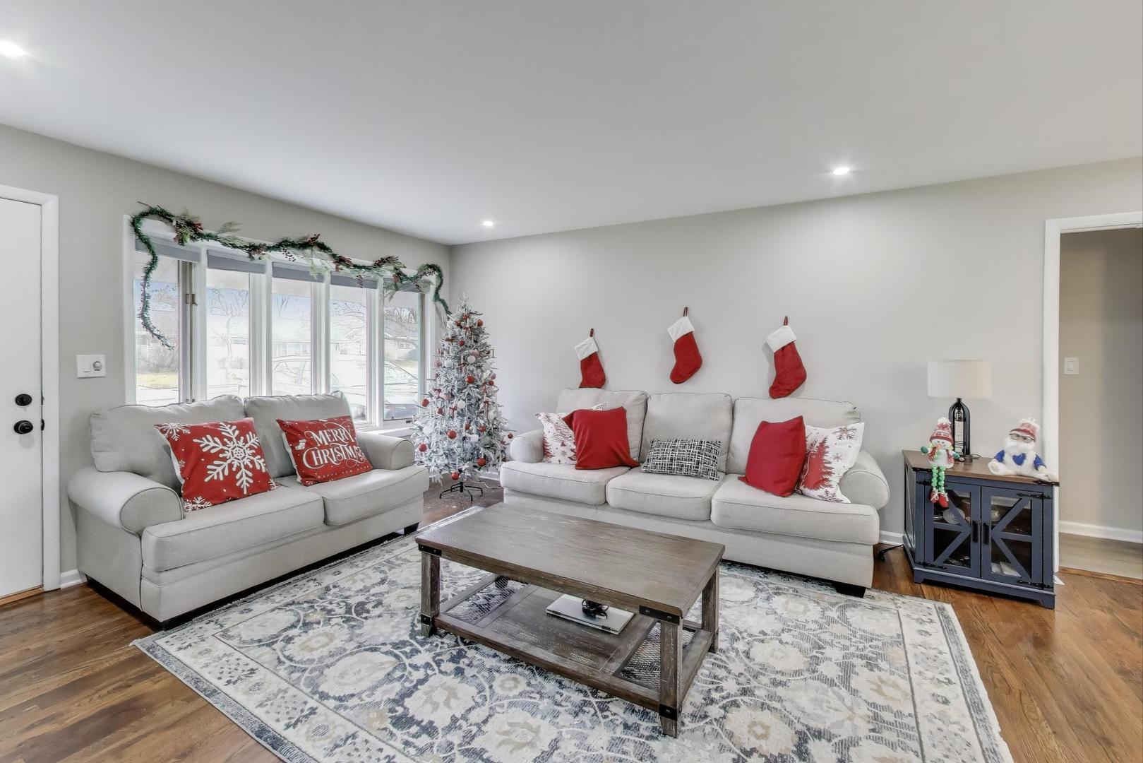 540 Newark Lane Hoffman Estates, IL 60169 - Photo 4 of 23 a living room with furniture and a couch