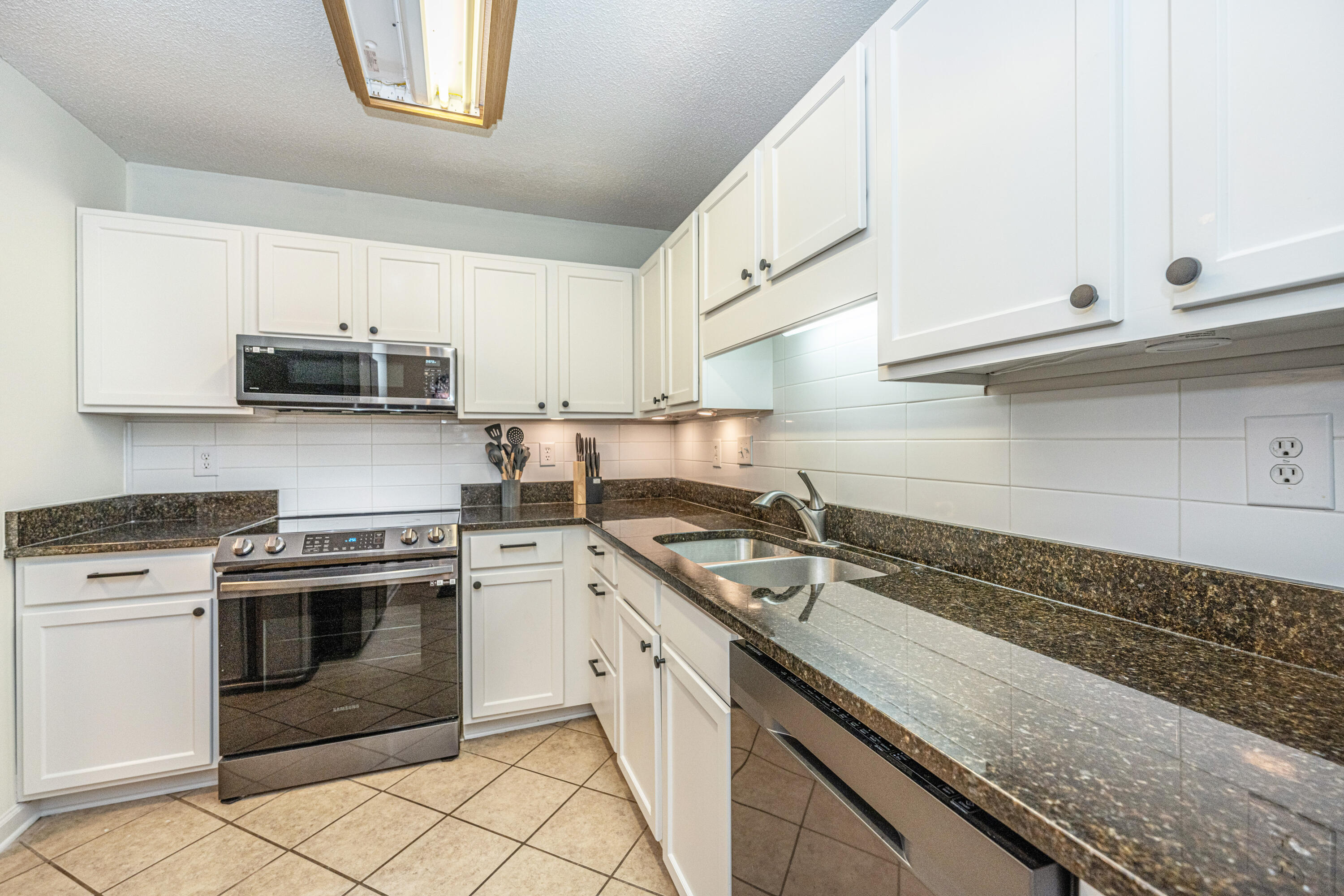 21 Rivers Point Row, Unit 4E Charleston, SC 29412 - Photo 9 of 26 21RiverPointRowUnit4E011