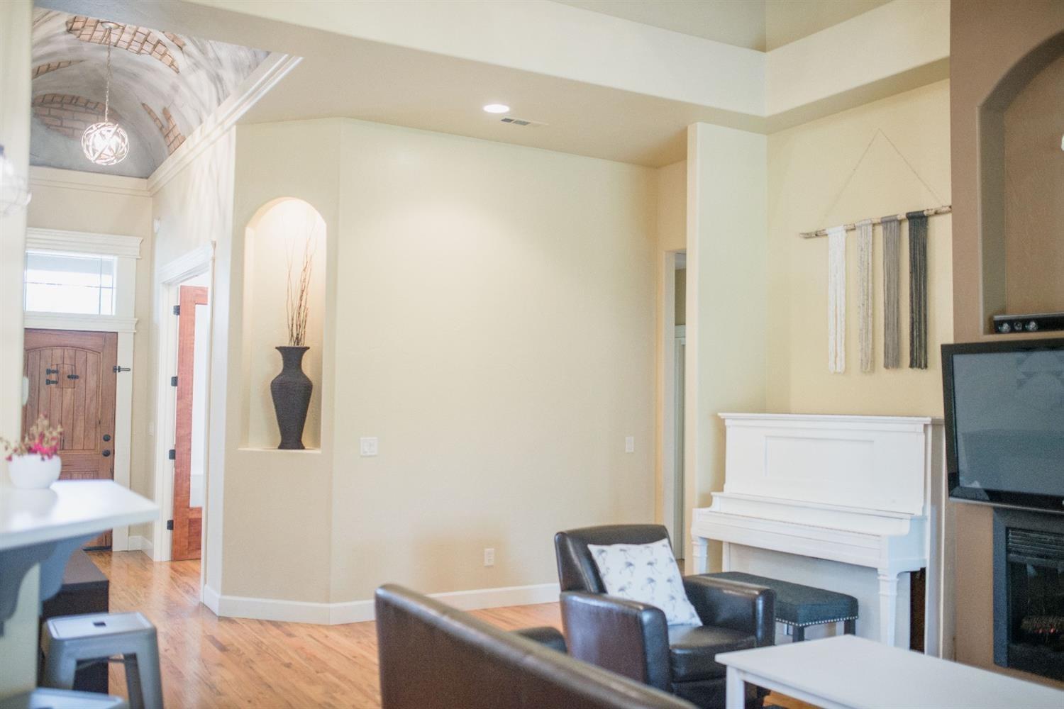 2005 Rabun Way Central Point, OR 97502 - Photo 9 of 27 living room/entry