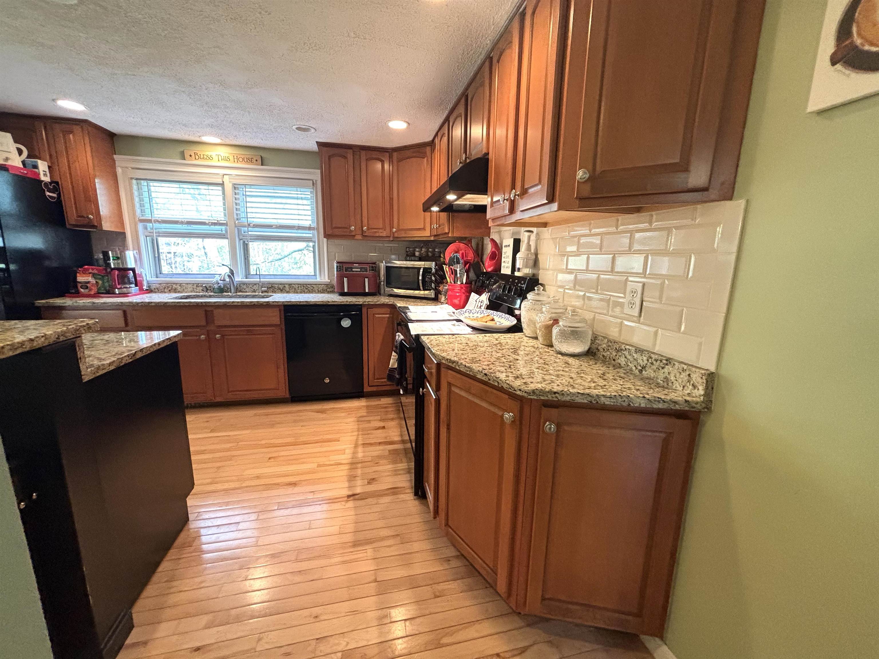 23 Jericho Road Pelham, NH 03076 - Photo 6 of 25 Gallery Image 6