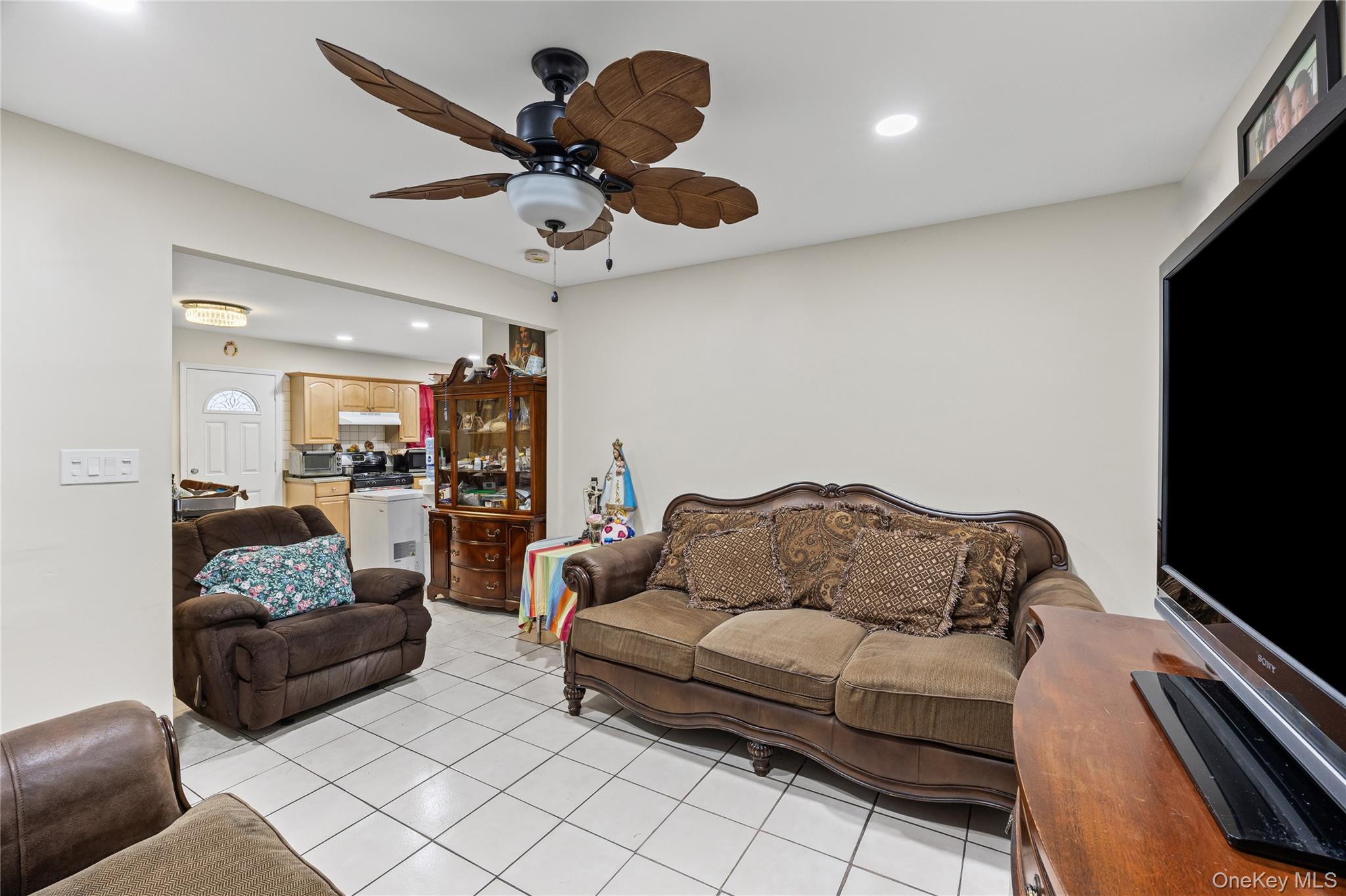 79 Union Place Hempstead, NY 11550 - Photo 9 of 24 a living room with furniture and a flat screen tv