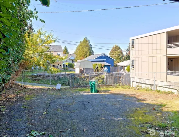 a view of small yard in front of house