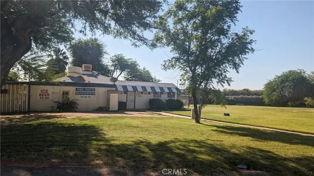 a view of a yard with a house