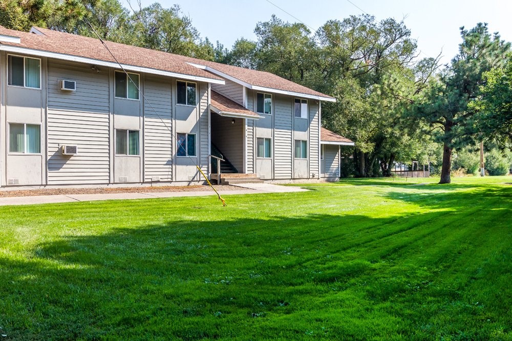 307 20th Street La Grande, OR 97850 - Photo 4 of 9 a view of a house with a yard