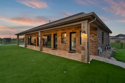 a view of an house with backyard porch and garden