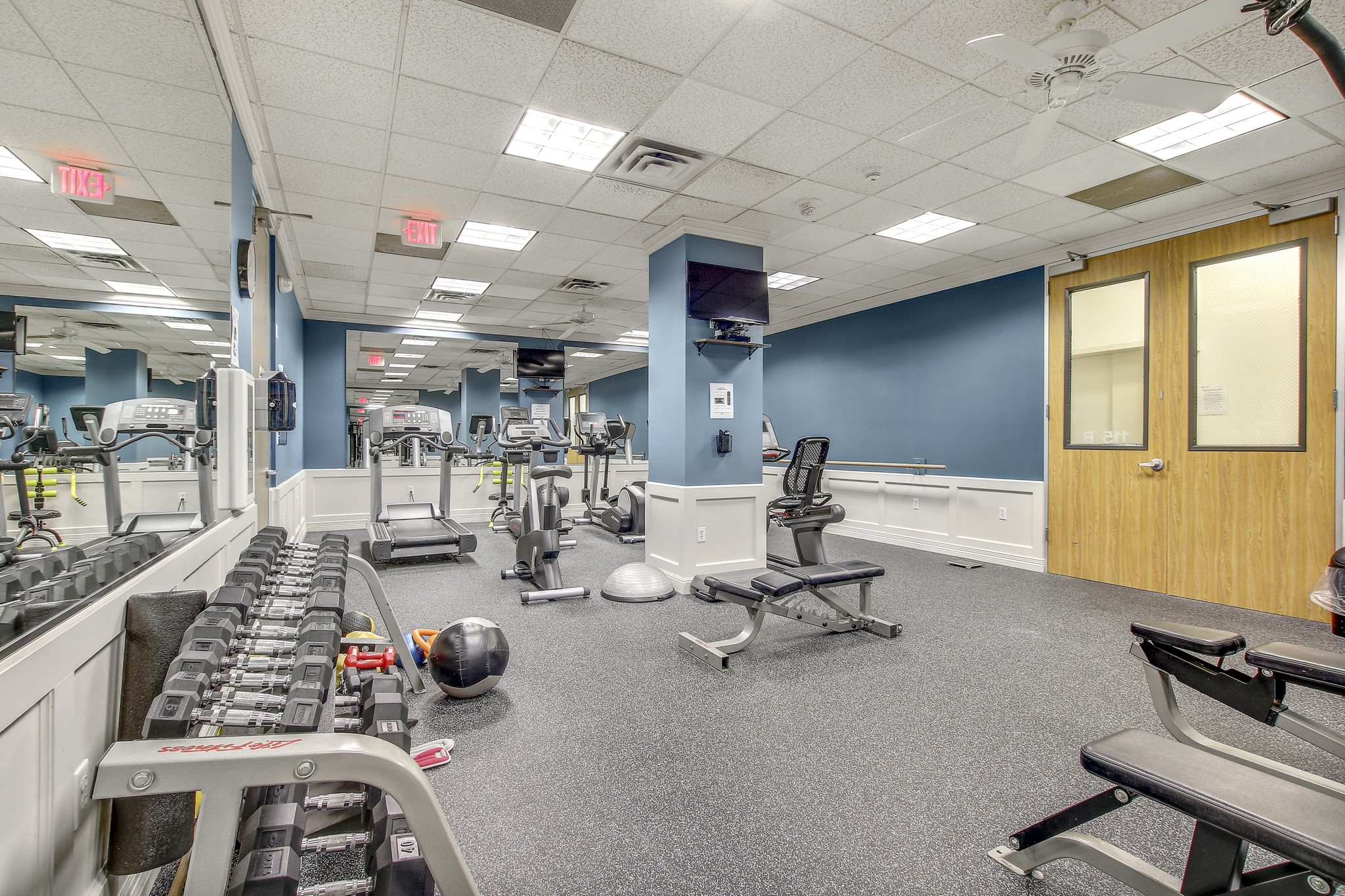 1801 Lavaca Street, Unit 5F Austin, TX 78701 - Photo 30 of 37 a room with lots of chairs and gym equipment