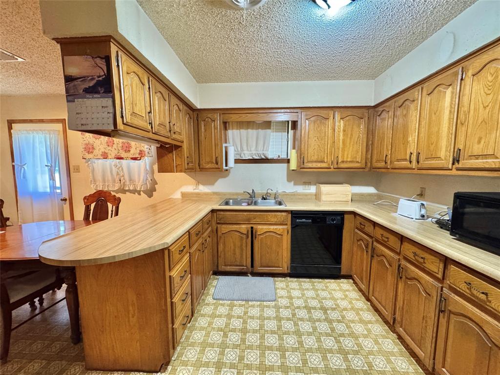450 Woodbine Estates Road Gainesville, TX 76240 - Photo 2 of 36