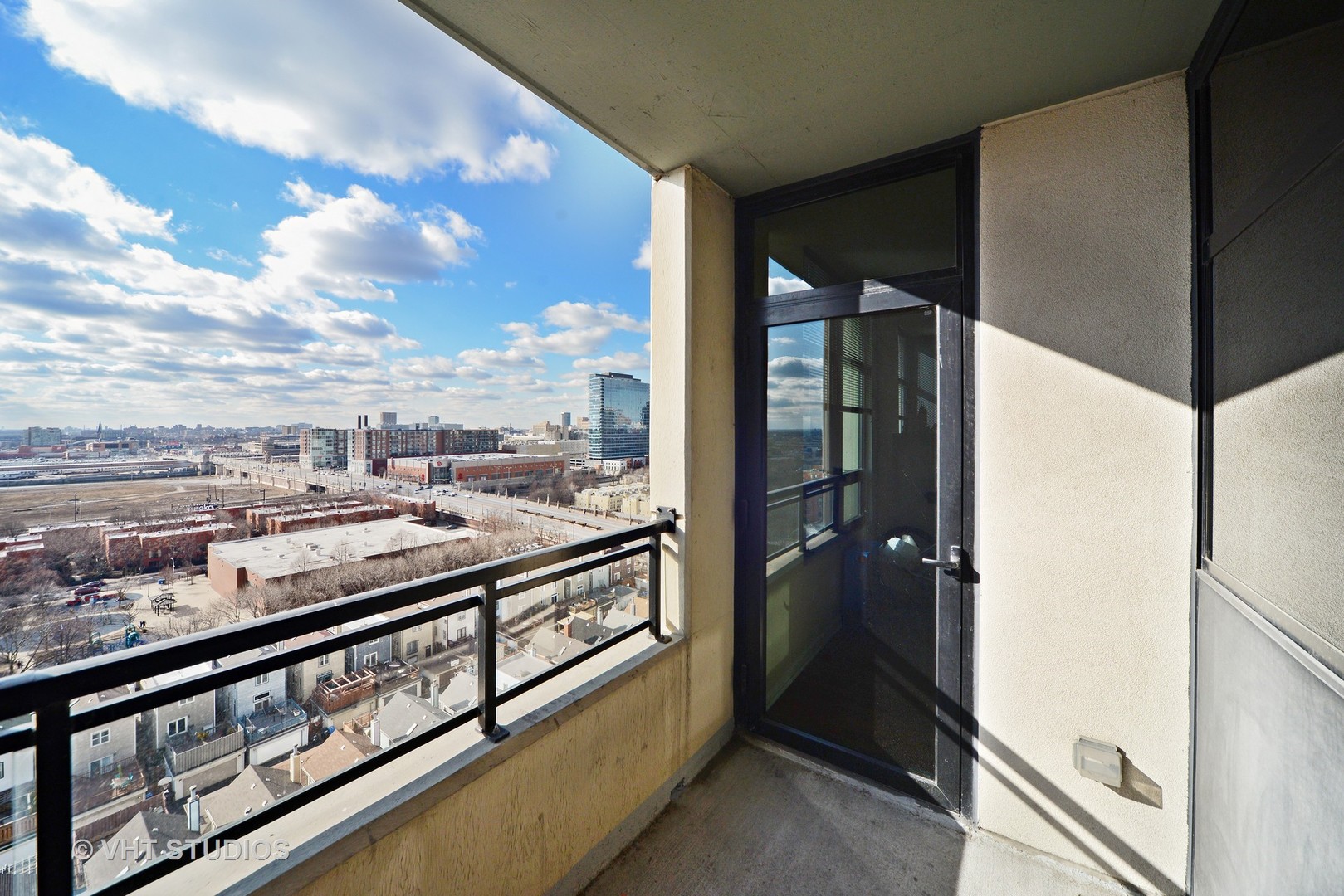 1255 South State Street, Unit 1406 Chicago, IL 60605 - Photo 7 of 9 a view of a balcony
