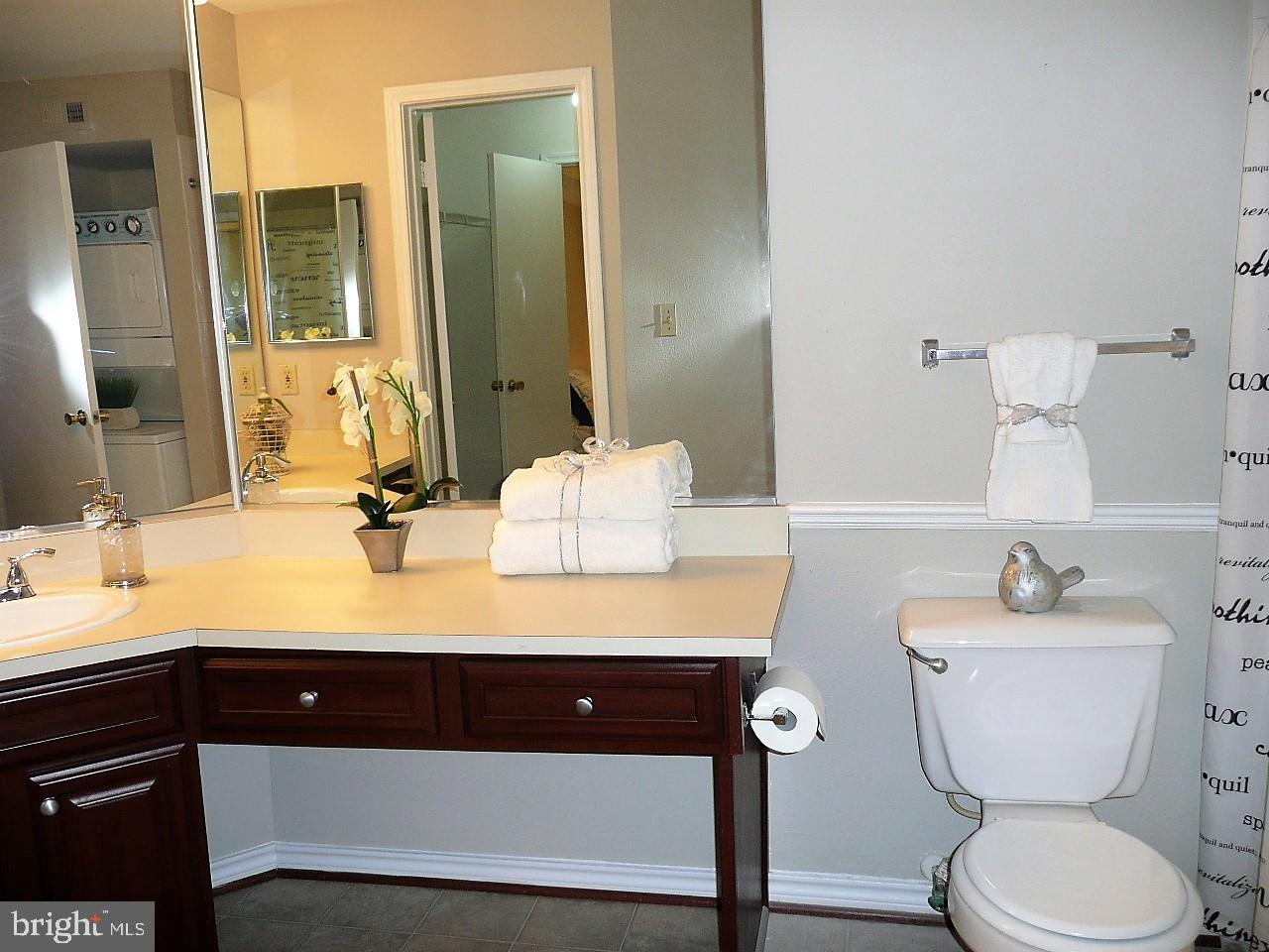 3903 Penderview Drive, Unit 1535 Fairfax, VA 22033 - Photo 18 of 36 a bathroom with a toilet a sink and a mirror