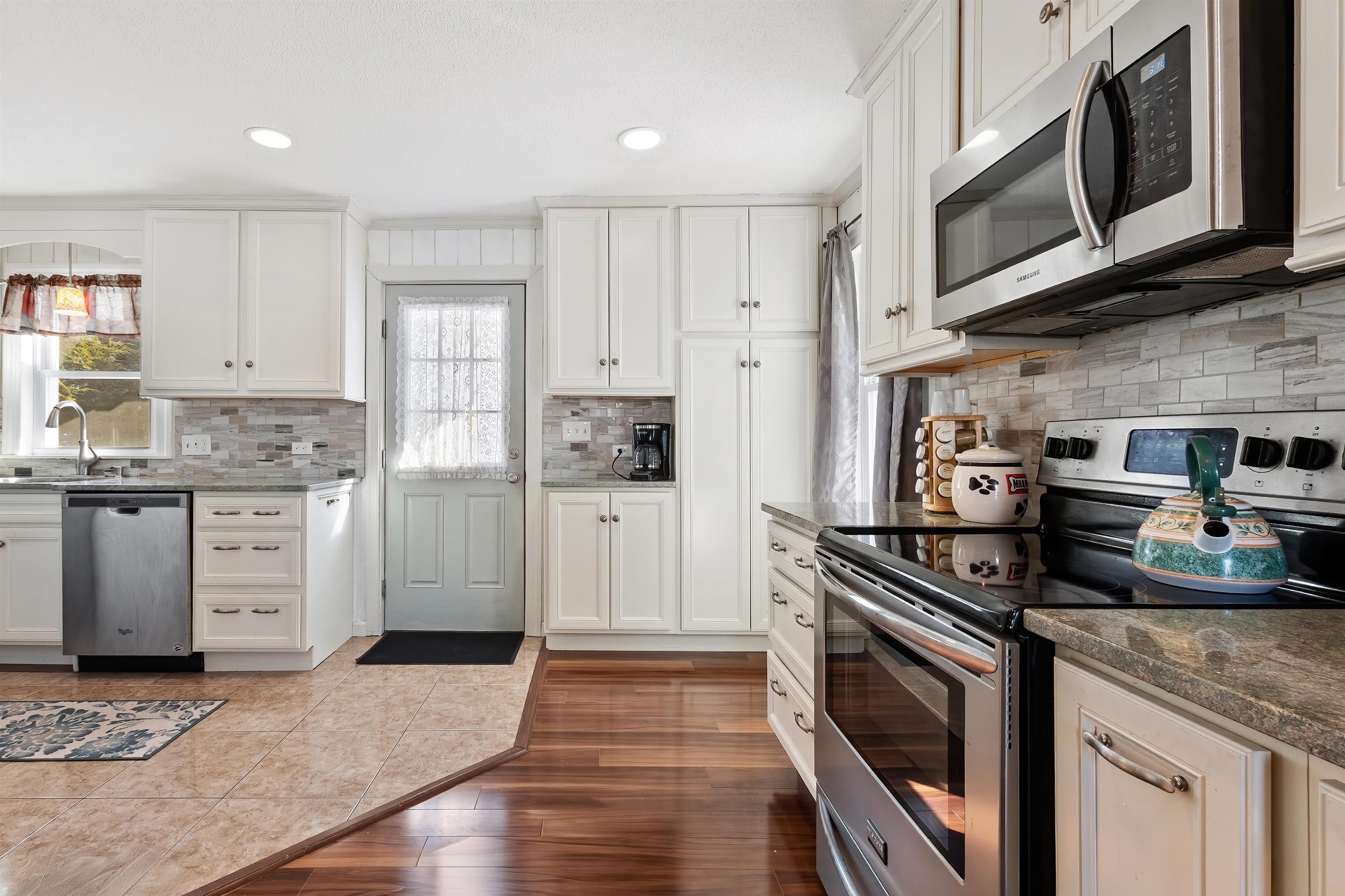 33 Endicott Street, Unit 7 Wolfeboro, NH 03894 - Photo 4 of 35