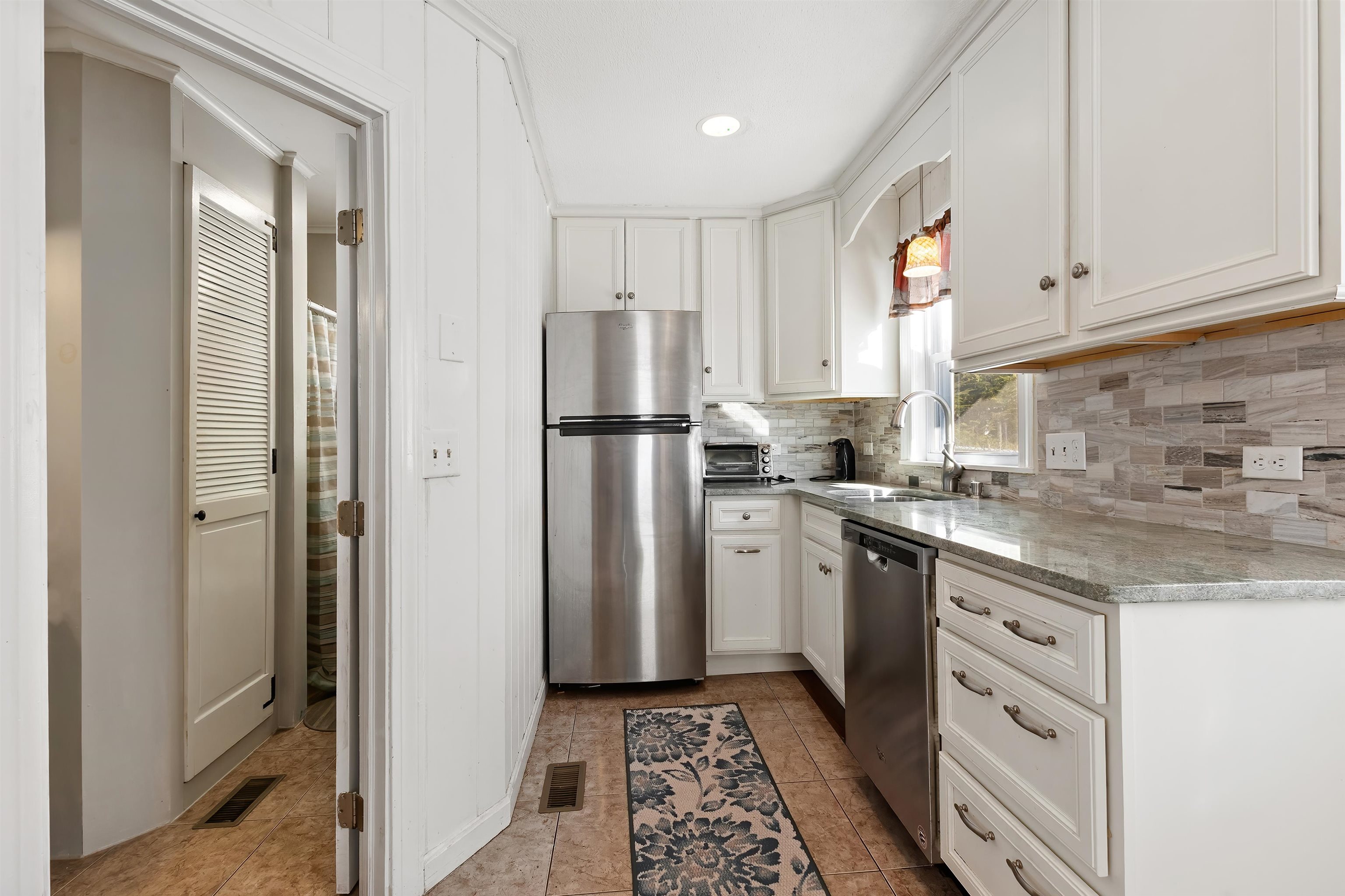 33 Endicott Street, Unit 7 Wolfeboro, NH 03894 - Photo 4 of 35