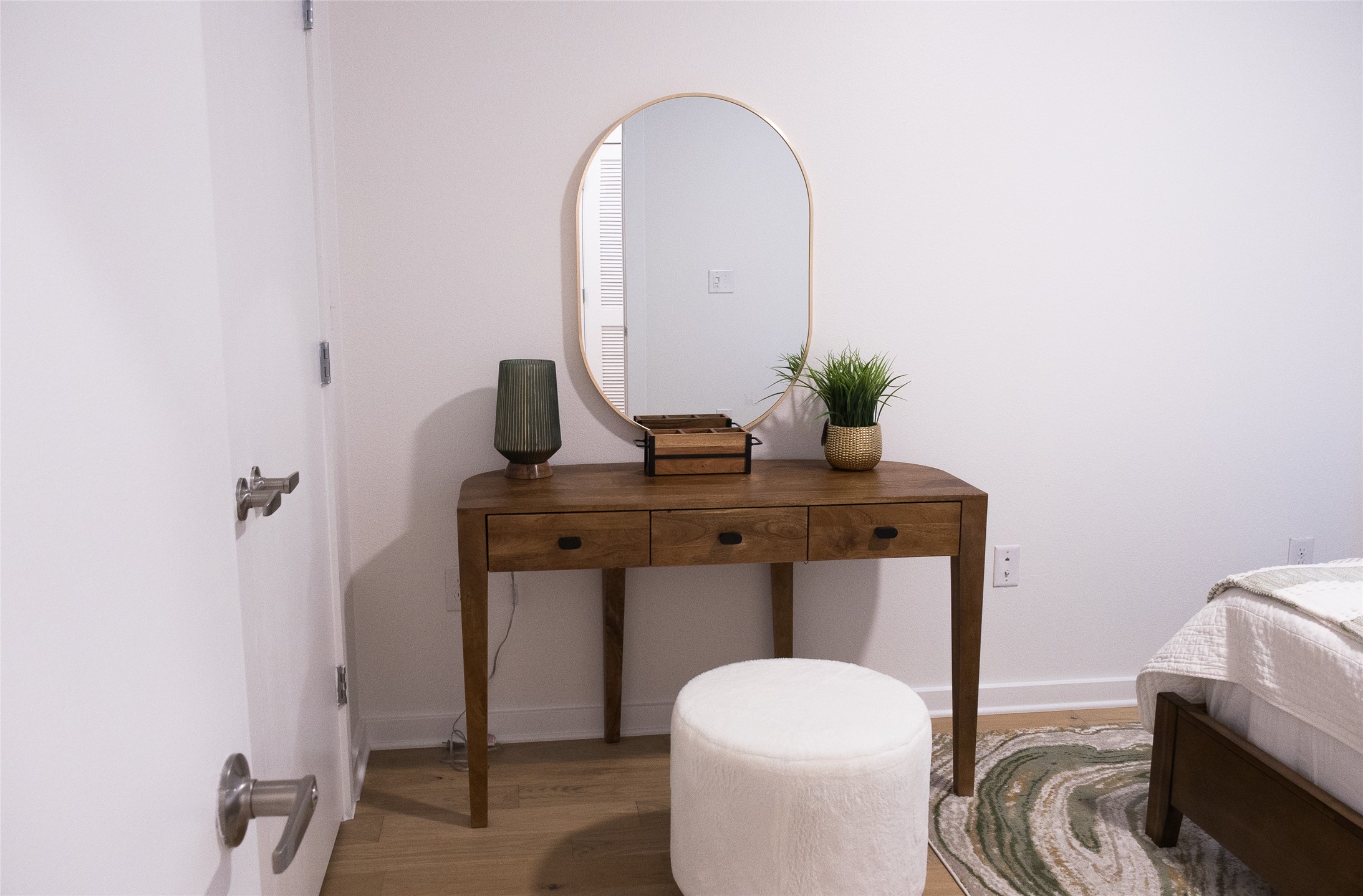 2505 Thornton Road, Unit 3108 Austin, TX 78704 - Photo 13 of 32 a living room with furniture and a potted plant