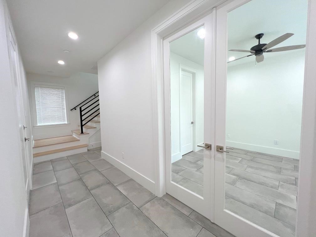 2122 Blalock Road, Unit C Houston, TX 77080 - Photo 3 of 45 a view of an entryway of a room