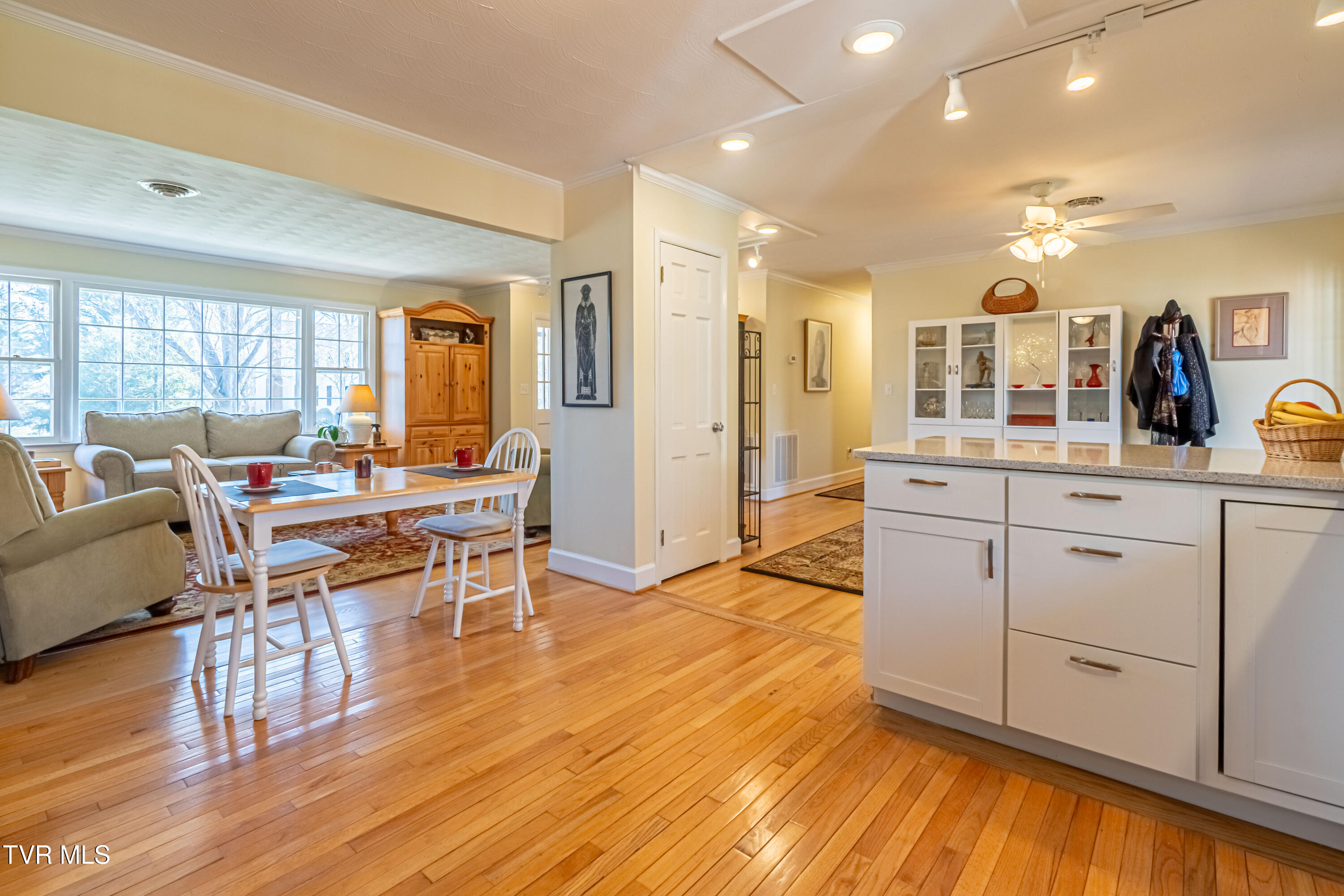 595 Court Street Northeast Abingdon, VA 24210 - Photo 19 of 46 Light & Airy
