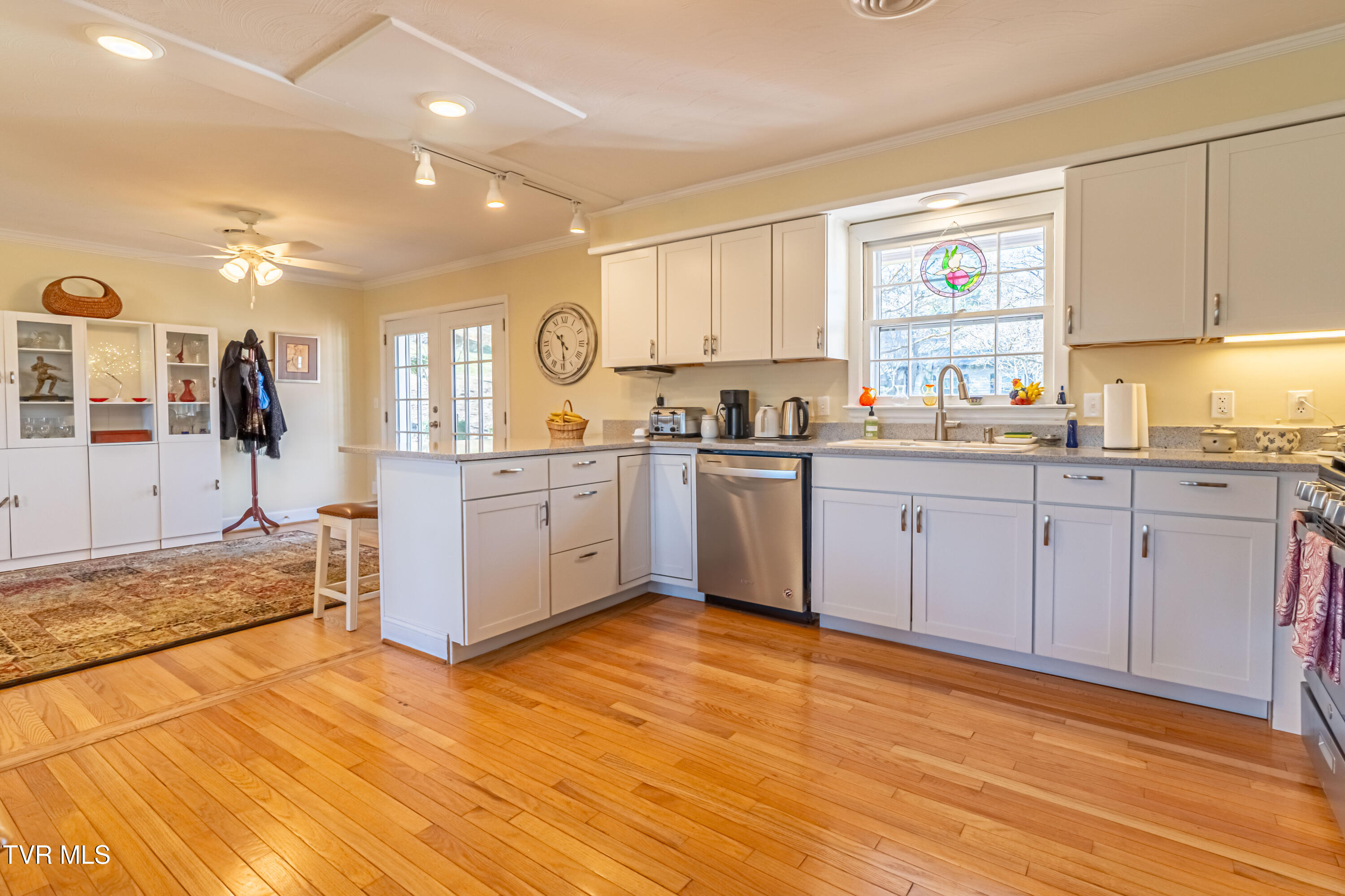 595 Court Street Northeast Abingdon, VA 24210 - Photo 21 of 46 Spacious Kitchen