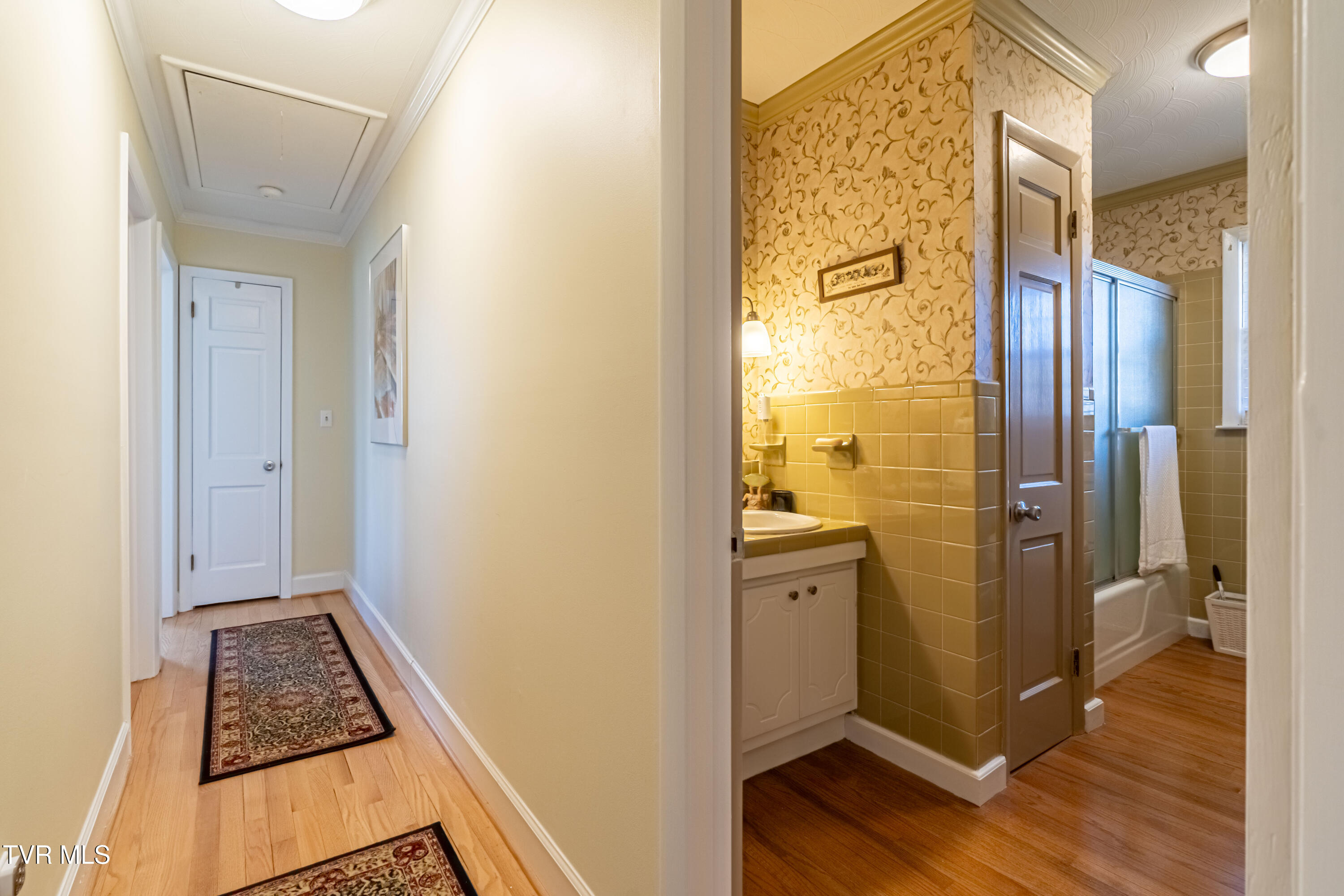 595 Court Street Northeast Abingdon, VA 24210 - Photo 23 of 46 Hall Bath