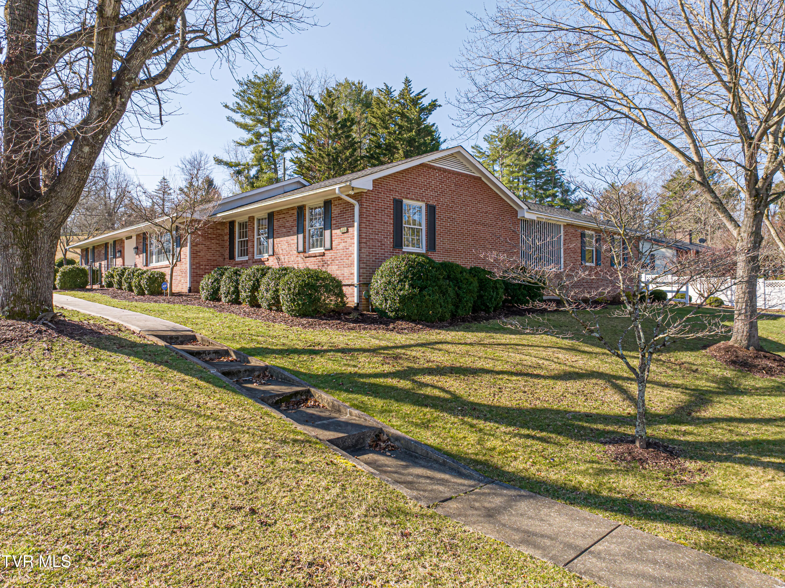 595 Court Street Northeast Abingdon, VA 24210 - Photo 4 of 46 Brick-no Maintenance!