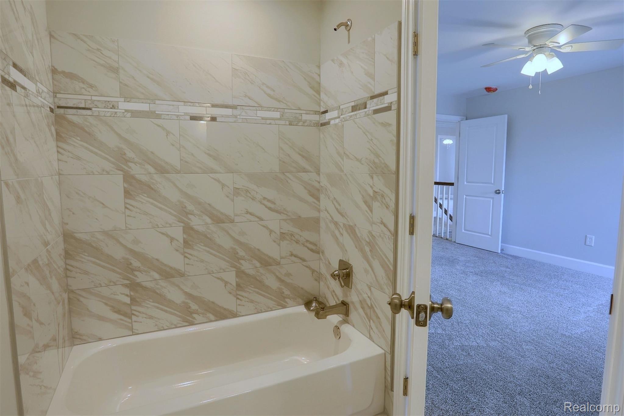 775 East Long Lake Road Troy, MI 48085 - Photo 29 of 39 29-2nd Bedroom Bathroom.jpg