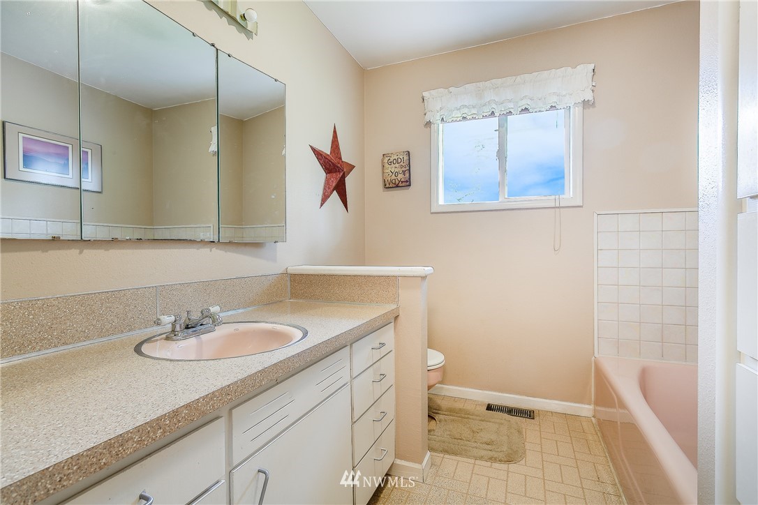 495 West Badger Road Lynden, WA 98264 - Photo 16 of 28 a bathroom with a sink toilet and vanity