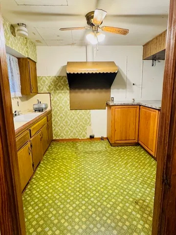 a view of empty room with window