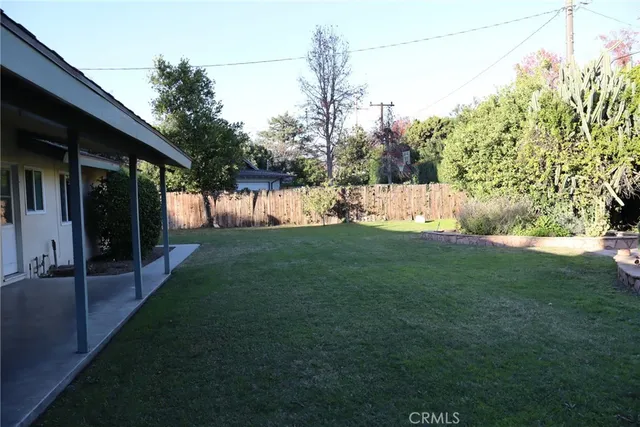 a view of a back yard