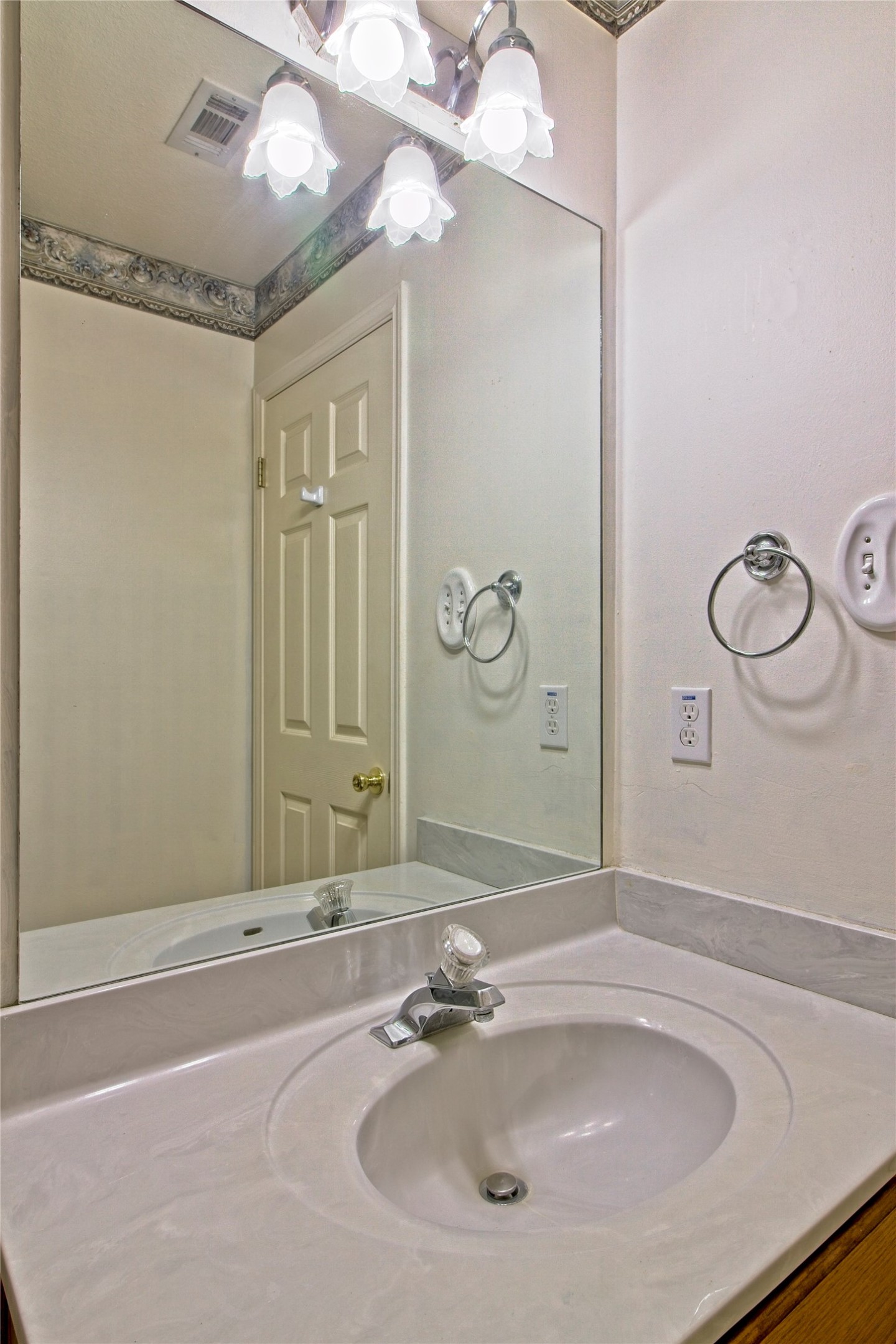 108 Rio Vista Drive Georgetown, TX 78626 - Photo 22 of 36 Bathroom featuring vanity
