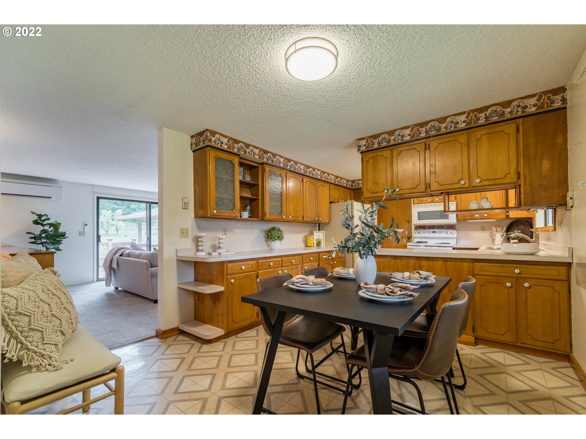 37911 Shenandoah Loop Springfield, OR 97478 - Photo 3 of 32 a kitchen with a table and chairs in it