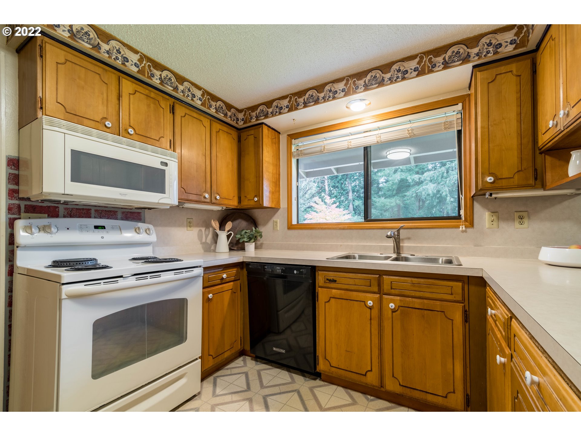 37911 Shenandoah Loop Springfield, OR 97478 - Photo 4 of 32 a kitchen with a sink stove and microwave