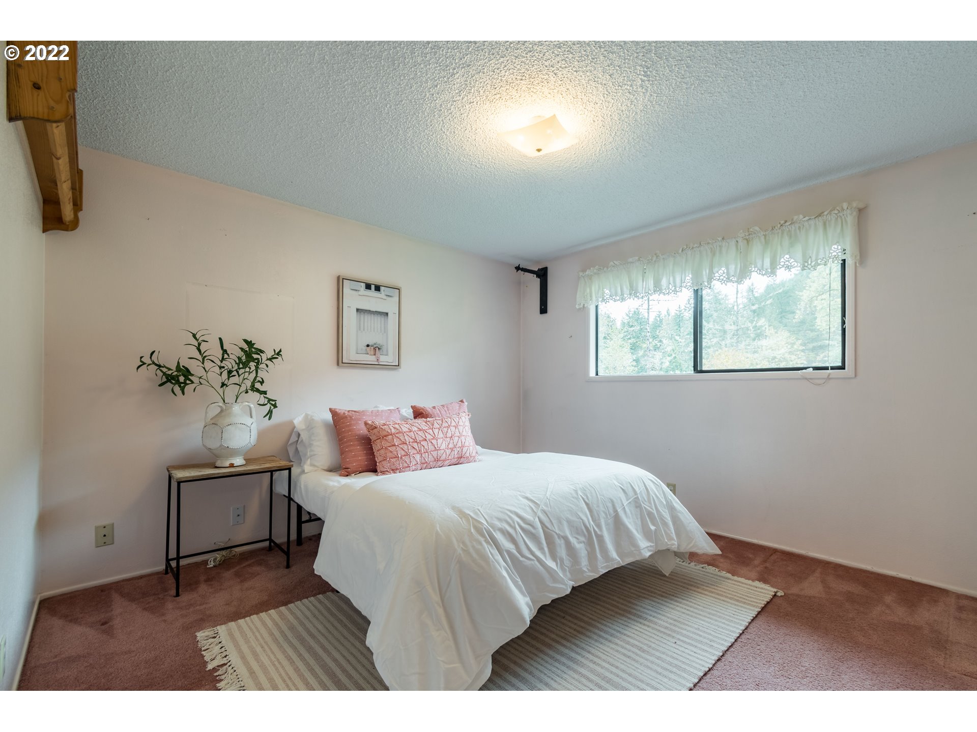 37911 Shenandoah Loop Springfield, OR 97478 - Photo 10 of 32 a bedroom with a bed and window