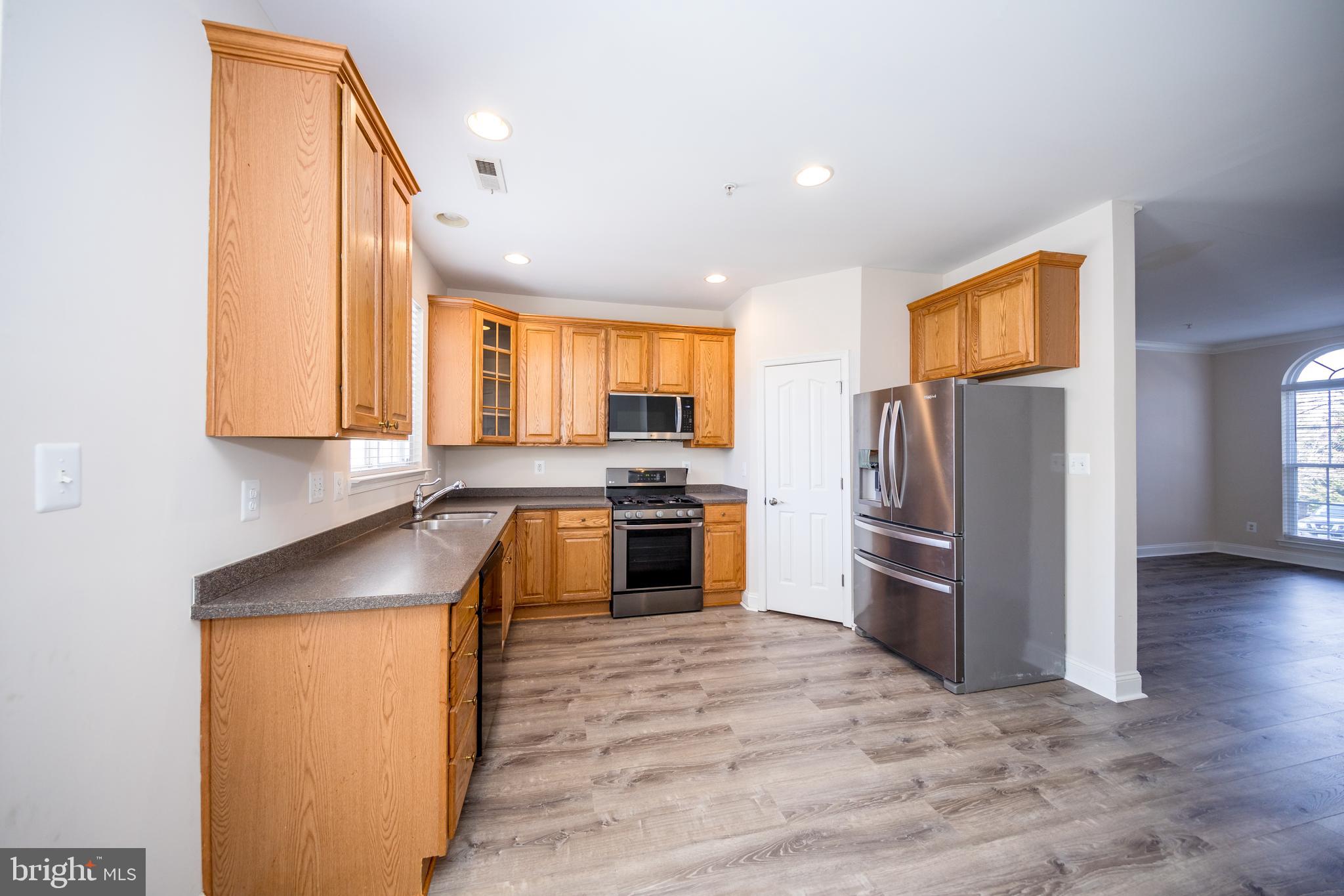 580 Callander Way Abingdon, MD 21009 - Photo 10 of 31 a kitchen with granite countertop a refrigerator stove top oven and sink