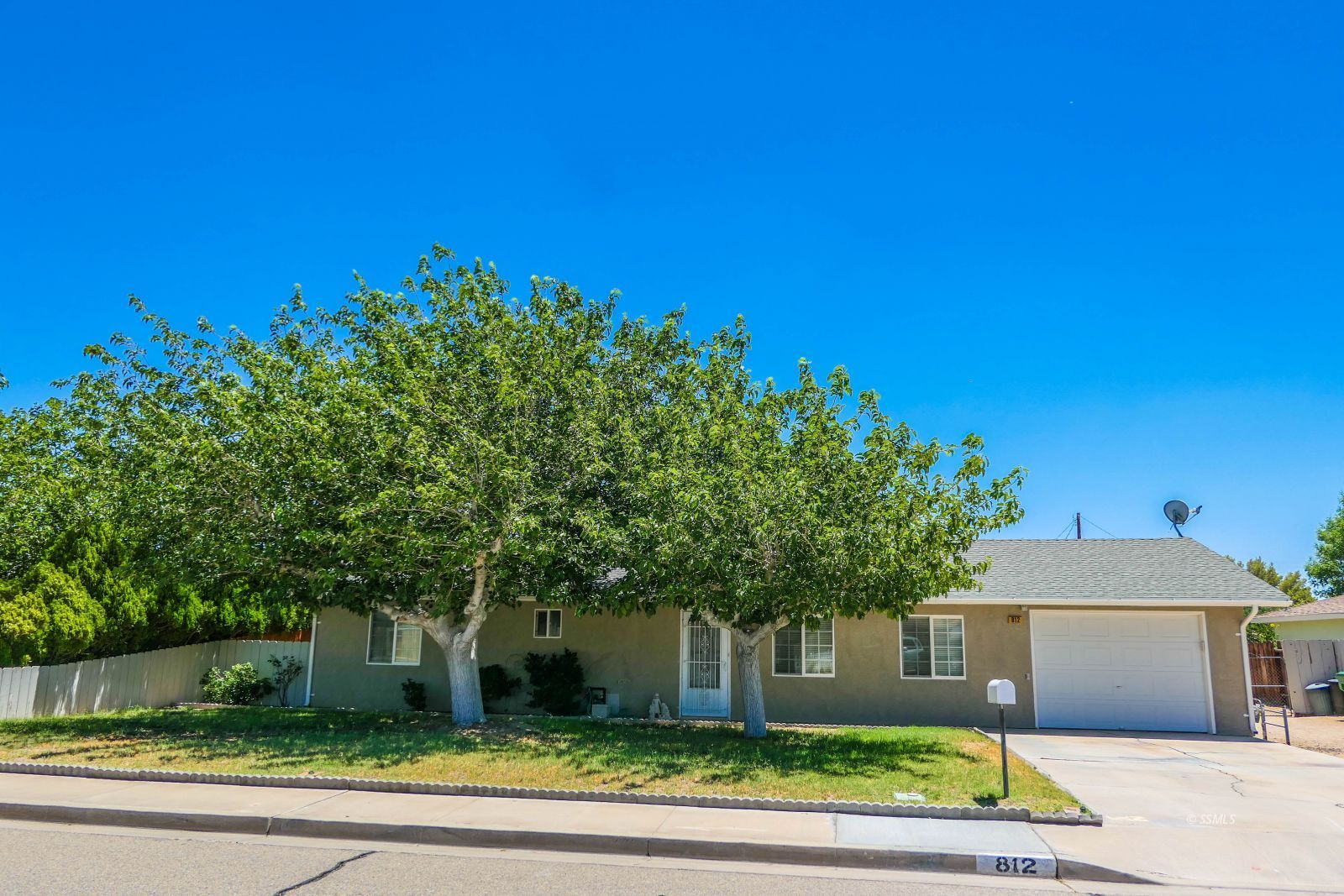812 South Sunset Street Ridgecrest, CA 93555 - Photo 2 of 40 a front view of a house with a garden