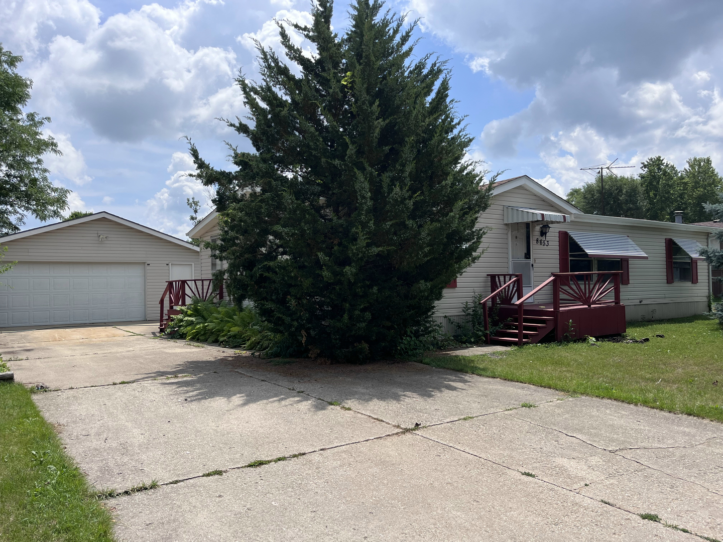8653 Fig Tree Lane Roscoe, IL 61073 - Photo 2 of 22 a front view of a house with garden