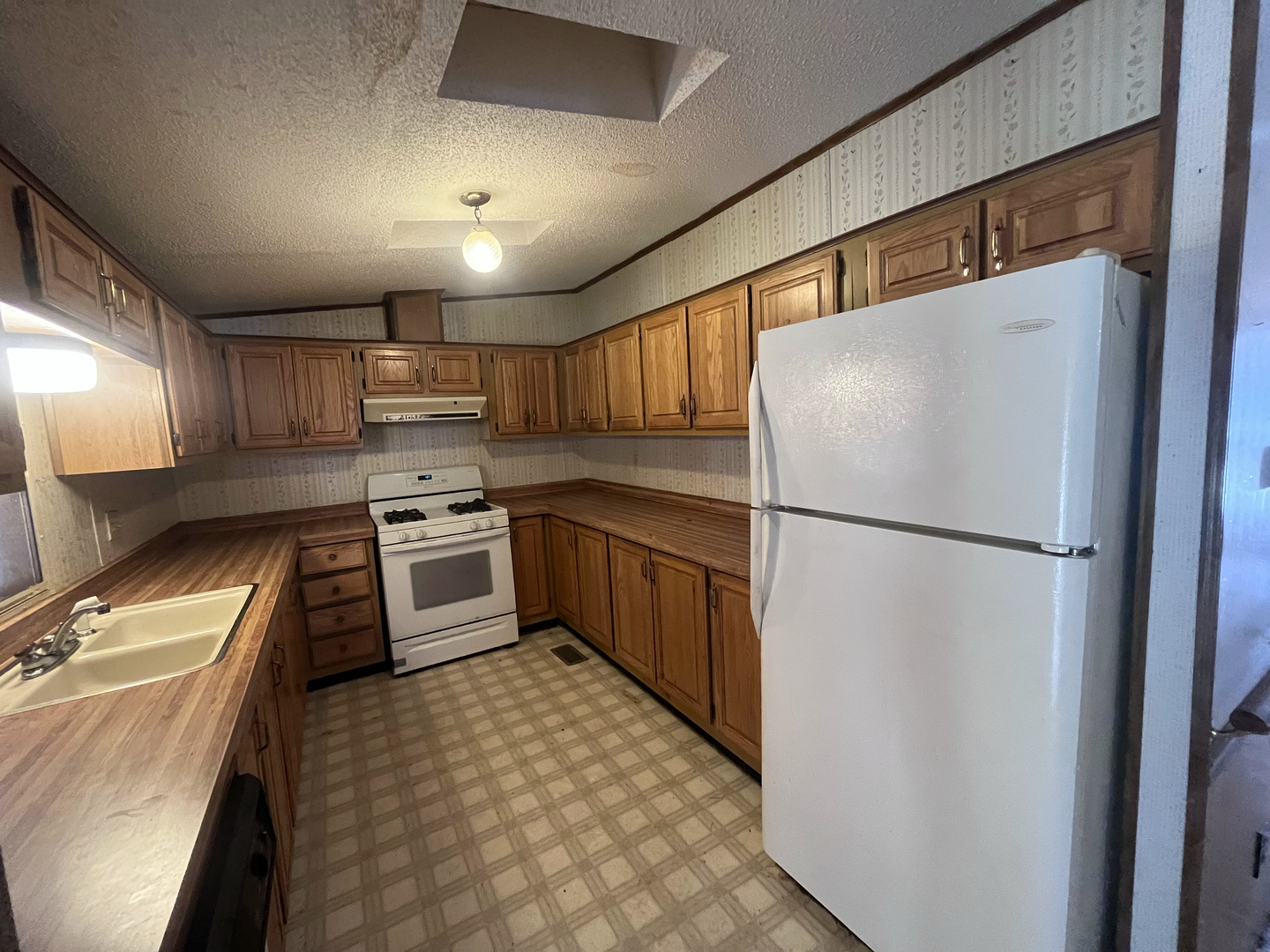 8653 Fig Tree Lane Roscoe, IL 61073 - Photo 5 of 22 a kitchen with a refrigerator a sink and a stove