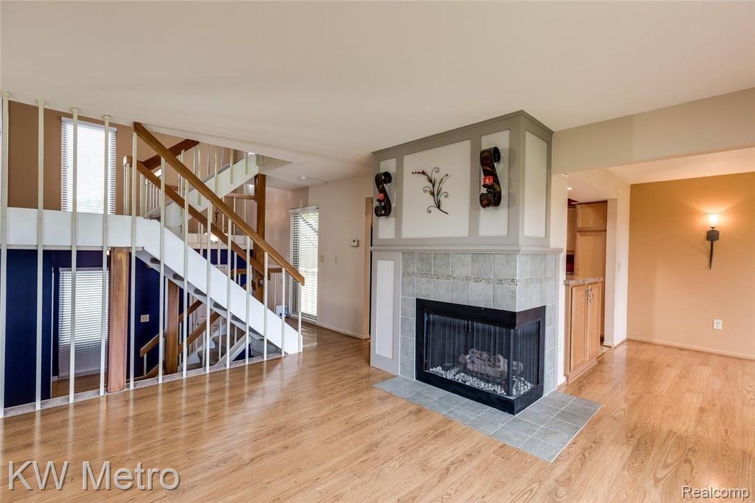 990 Golfview Court, Unit 5 Rochester, MI 48307 - Photo 8 of 25 990 Golfview Court 5 Rochester-large-008-16-Living Room-1500x1000-72dpi.jpg