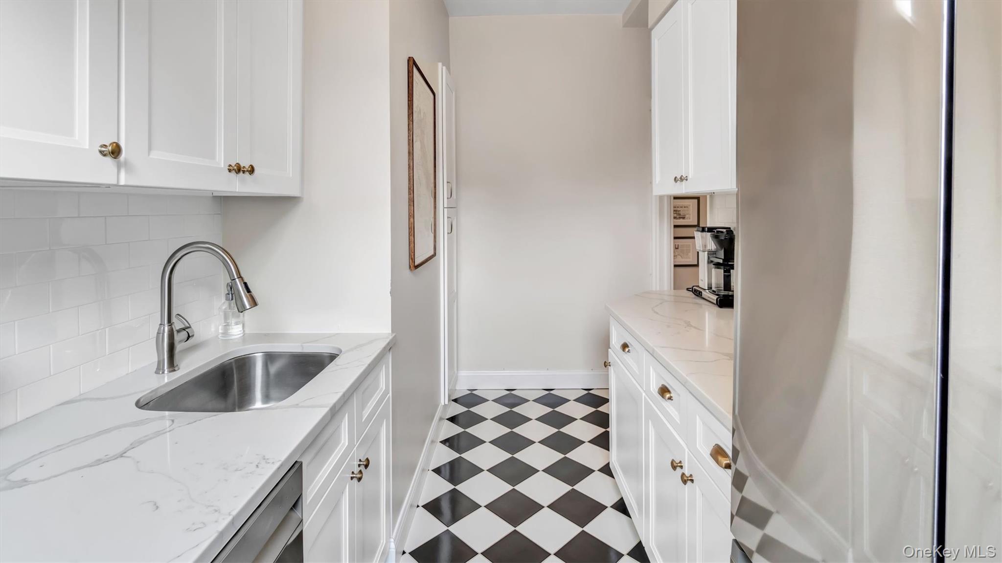 8 Barstow Road, Unit 7H Great Neck, NY 11021 - Photo 2 of 27 a kitchen with a sink and cabinets