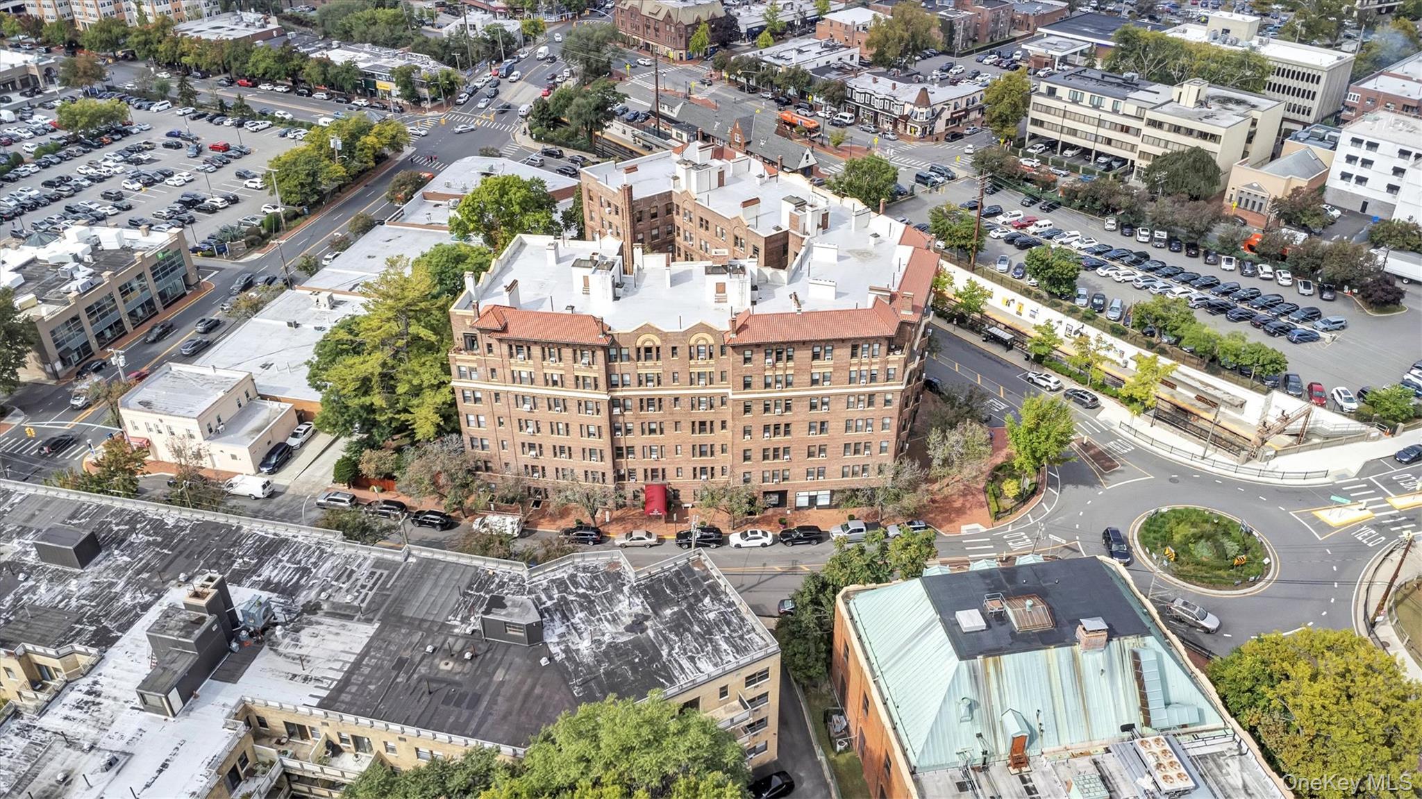 8 Barstow Road, Unit 7H Great Neck, NY 11021 - Photo 5 of 27 view of a city