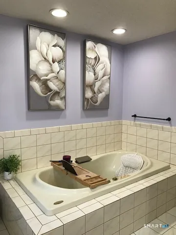 $575,000 | 14 Ivy Lane, Wethersfield, CT 06109