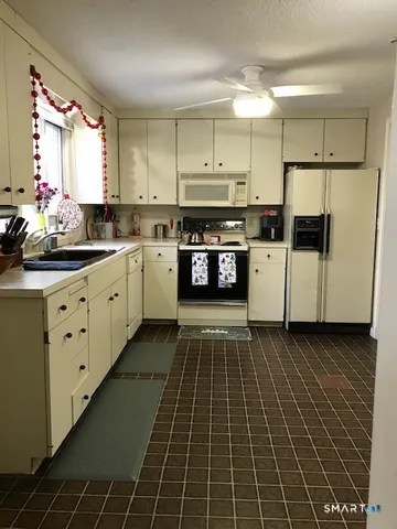 $575,000 | 14 Ivy Lane, Wethersfield, CT 06109