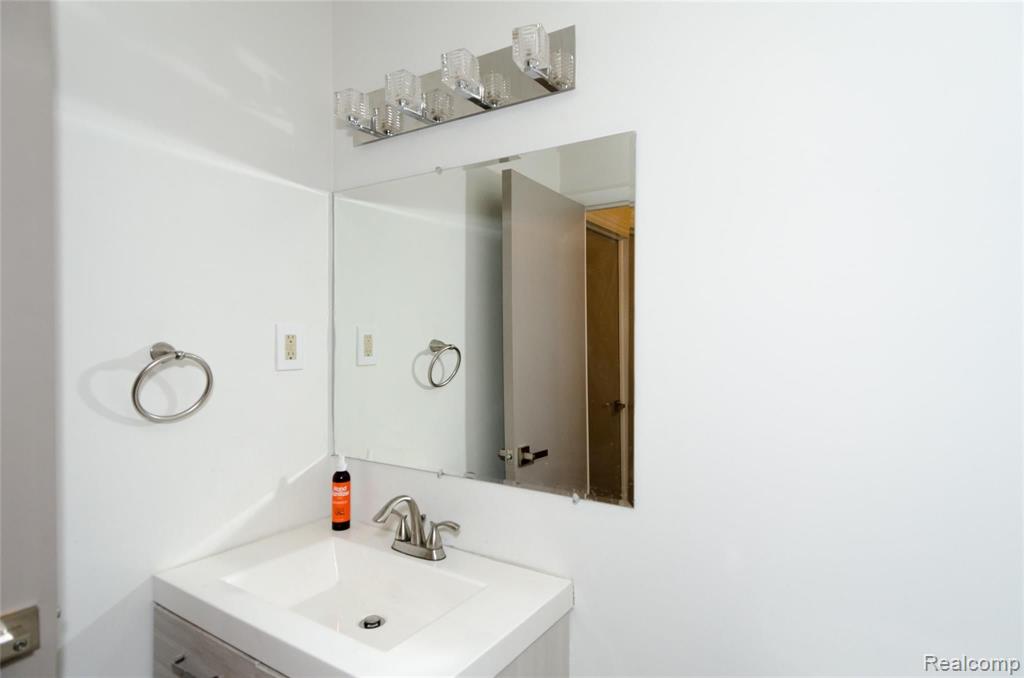 18151 Ramsgate Drive Lathrup Village, MI 48076 - Photo 31 of 47
