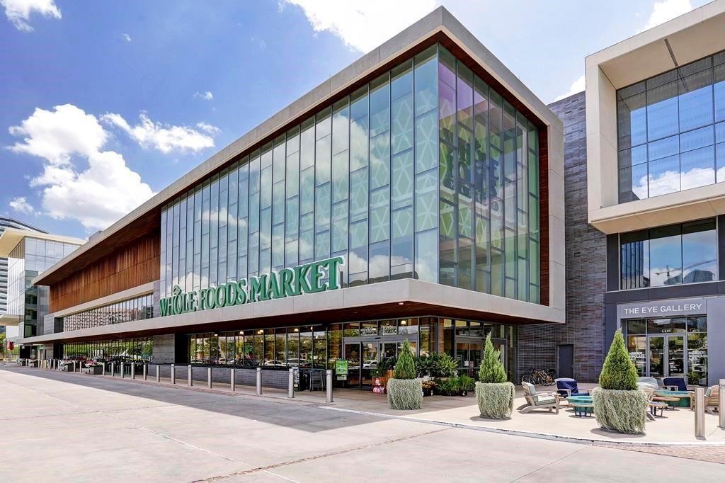 7 Riverway, Unit 2011 Houston, TX 77056 - Photo 25 of 25 a street sign on a street corner