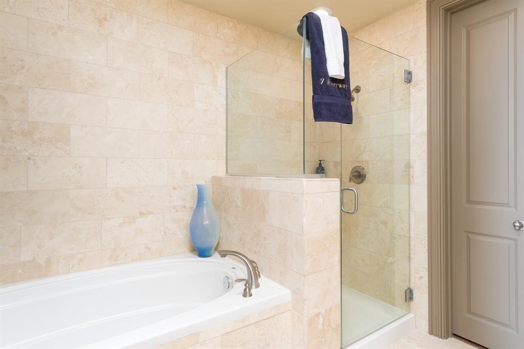 7 Riverway, Unit 2011 Houston, TX 77056 - Photo 5 of 25 a bathroom with a white tub