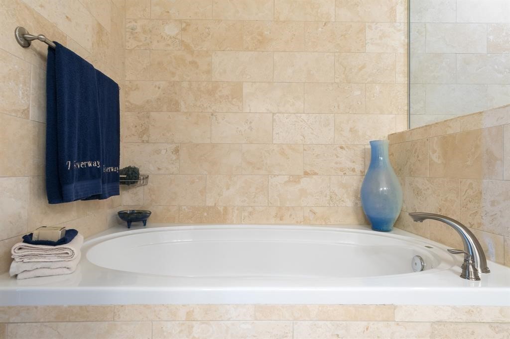 7 Riverway, Unit 2011 Houston, TX 77056 - Photo 6 of 25 a bathroom with a bathtub