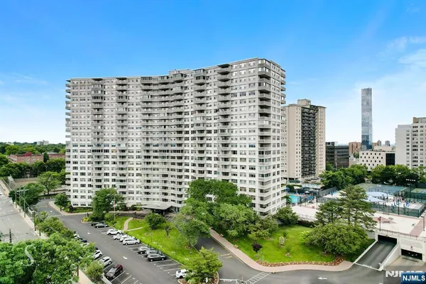 $2,600 | 2100 Linwood, Unit 21P, Fort Lee, NJ 07024