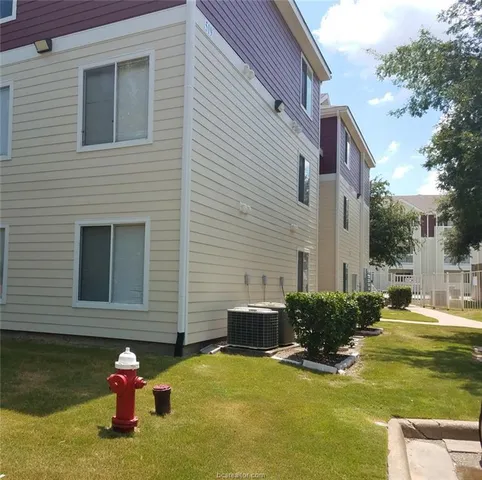 a house with swimming pool in front of it