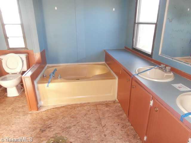 4936 Poplar Ridge Road Trinity, NC 27370 - Photo 5 of 11 Master Bath/Spa.