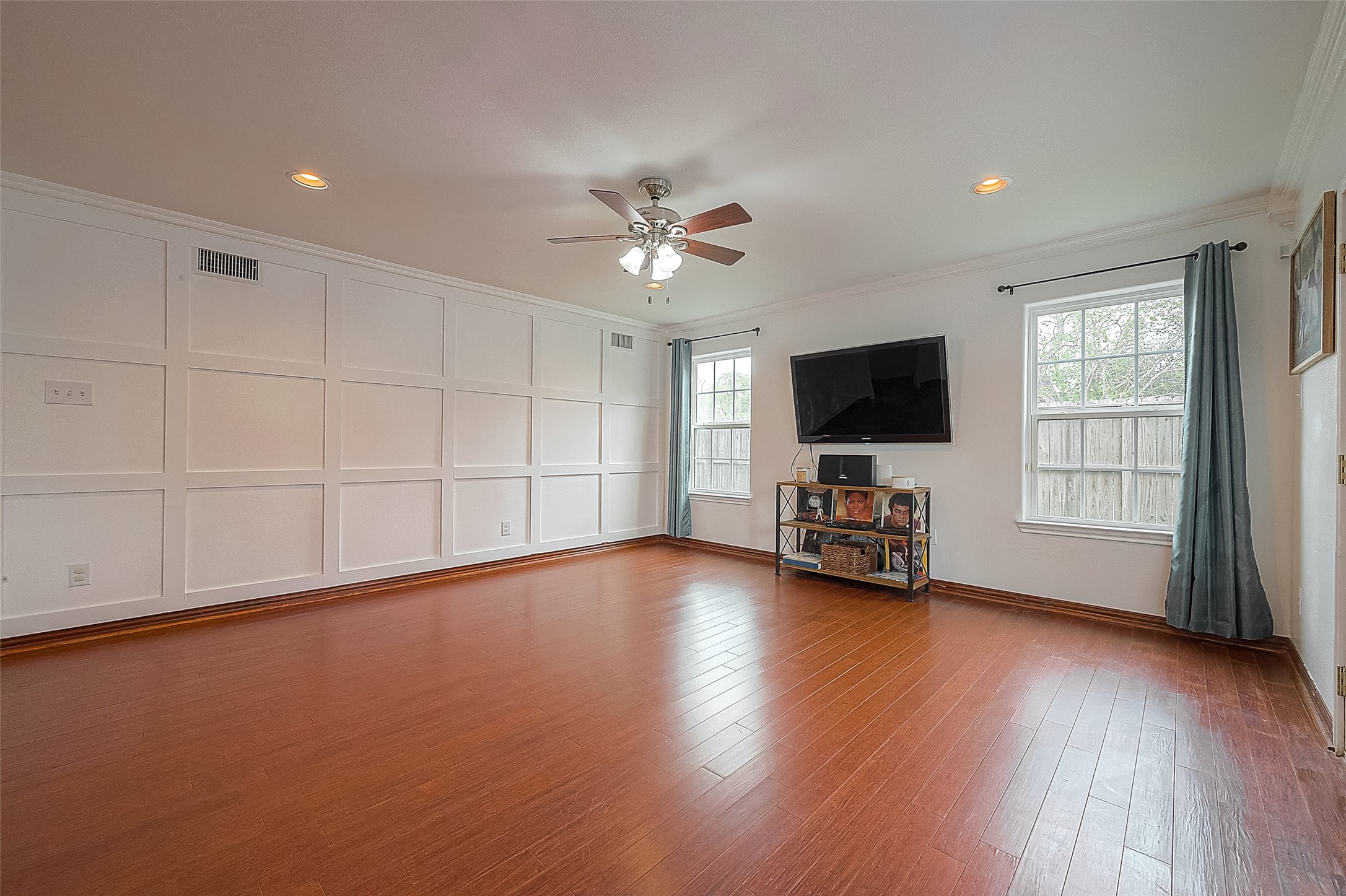 6703 Winton Street Houston, TX 77021 - Photo 11 of 49 Accent wall adds a unique touch